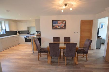 4 bedroom detached house to rent - Photo 4