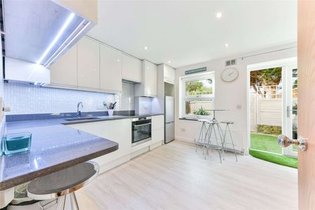 A beautifully presented one bedroom garden flat on Battersea High Street. - Photo 3