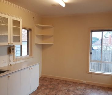 Spacious 2-bedroom home in sough-after location - Photo 2