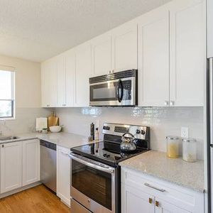 Fridge, stove and dishwashers, Studio, Located in Surrey - Photo 2