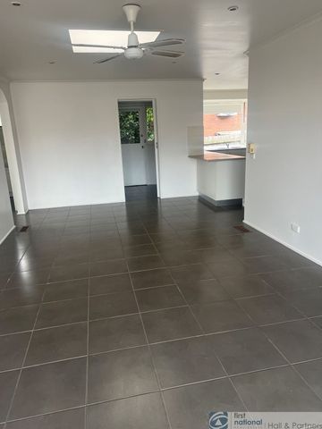 8 David Collins Drive, Endeavour Hills - Photo 2