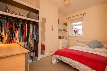 The most spacious three bed you'll find! - Photo 5