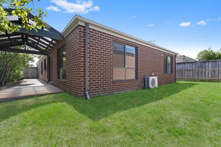 Immaculate Four-Bedroom Home in Prime Lyndhurst Location! - Photo 2