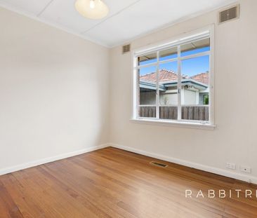 Sun filled style in Bentleigh East - Unfurnished. - Photo 2
