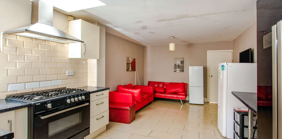 Tiverton Road 216 - Photo 2
