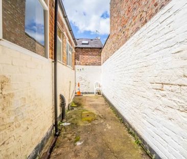 81A Gillygate - Photo 1