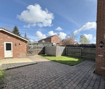 4 bedroom link detached house to rent - Photo 1