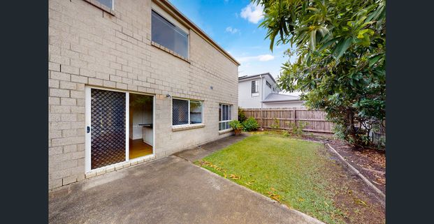 Spacious 5-Bedroom Family Home with Ducted Air and Media Room - Photo 1