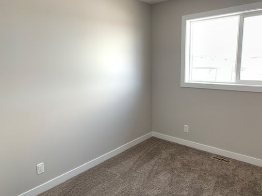 Gorgeous 3-Bed Townhouse in Aspen Lakes, Blackfalds!! - Photo 1