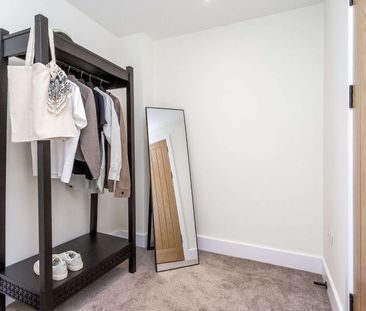 Beautifully refurbished, this impressive five-bedroom detached fami... - Photo 1