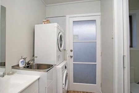 **Spacious 3-Bedroom Family Home Available for Rent in Forest Lake, Hamilton – $565 per Week** Nestled in the sought-after suburb of Forest Lake, this well-maintained 3-bedroom, 1-bathroom house offers comfortable and convenient living for families, professionals, or anyone seeking a quality rental property. - Photo 3