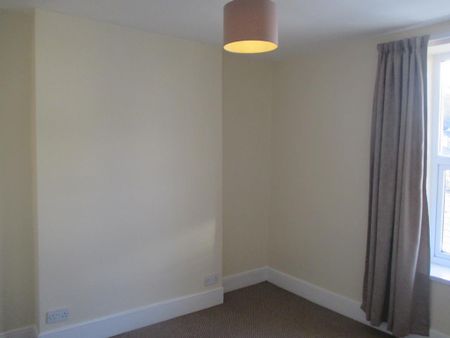 2 bedroom end of terrace house to rent - Photo 2