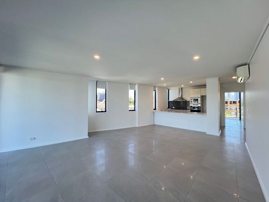 Modern Three-Bedroom Apartment in ‘Riva on Chevron’ - Photo 1