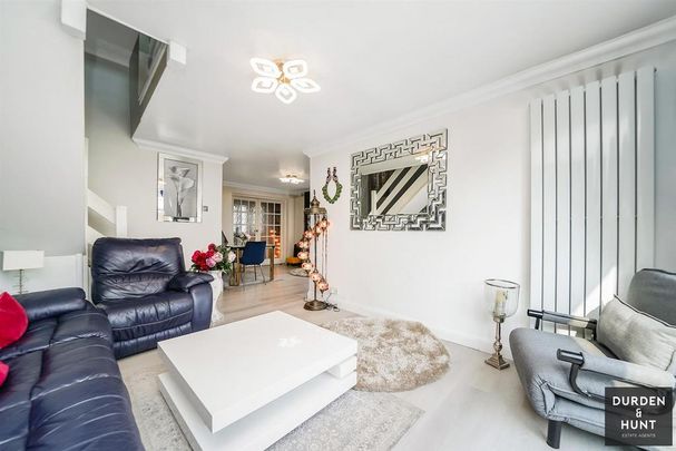 4 bedroom end of terrace house to rent - Photo 1