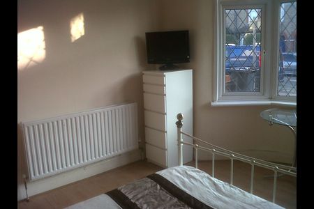 Room in a Shared House, Suffolk Road, IG11 - Photo 4