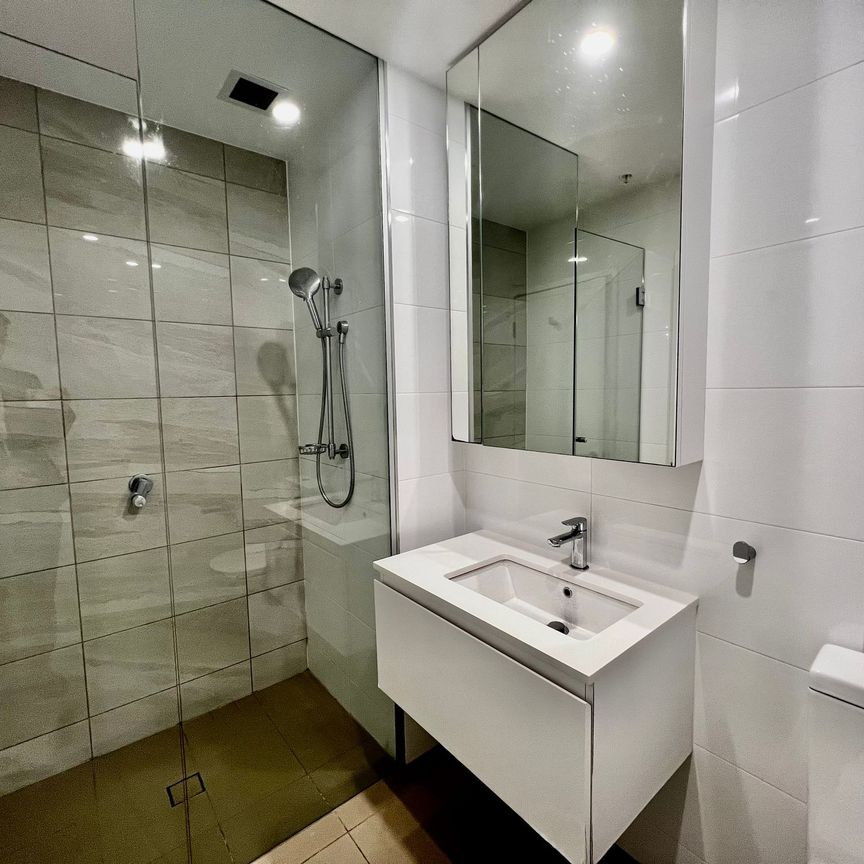 Stylish Fully Furnished 2-Bedroom Apartment with Parking in Wolli Creek - Photo 1