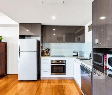 Two-Bedroom Apartment Overlooking Veale Gardens: Your Tranquil Urba... - Photo 6