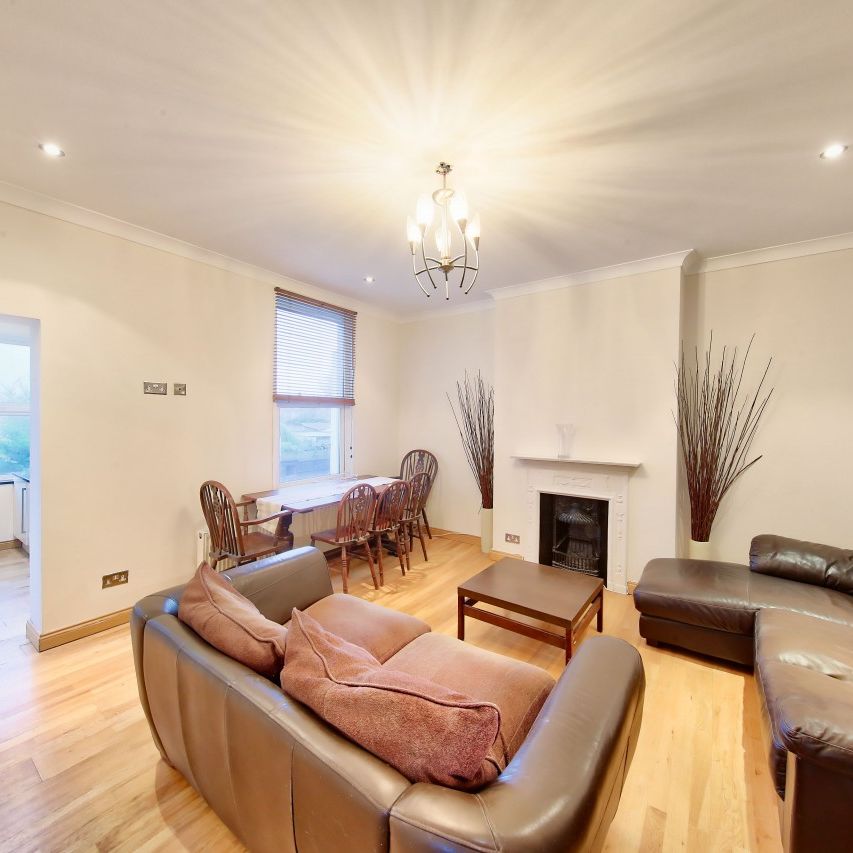 Four Bed Two Bath Victorian Converted Split Level Flat to Rent in London, SW18 - Photo 1