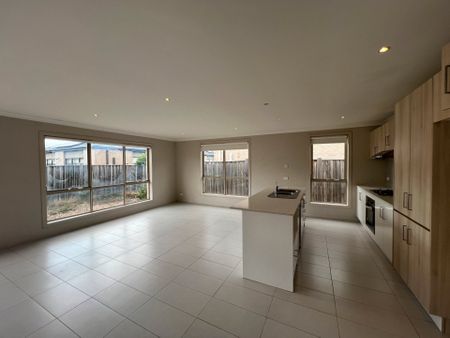 20 Ceratta Crescent, Tarneit - Photo 2