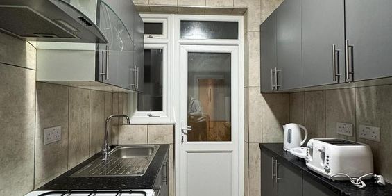 1 bedroom in a house share to rent - Photo 3