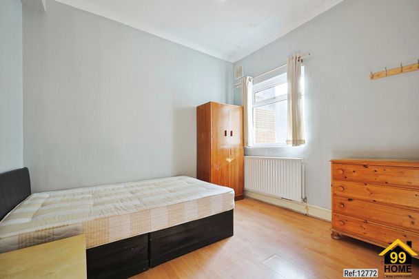 2 bed Flat in Plough Road , London, SW11 2AL - Photo 1