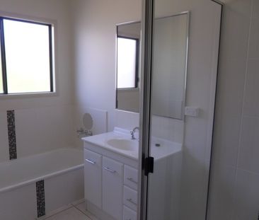 Spacious 4-Bedroom Family Home Near the Beach! - Photo 2