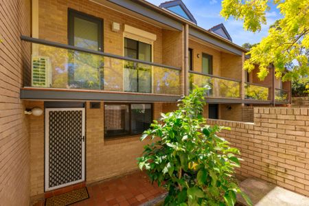 Airy Renovated Three Bedroom Townhouse with Courtyard - Photo 4