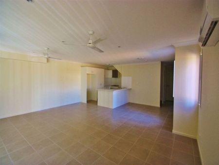 Spacious Townhome + Air Con + Ensuite + Yard!!! - Photo 4