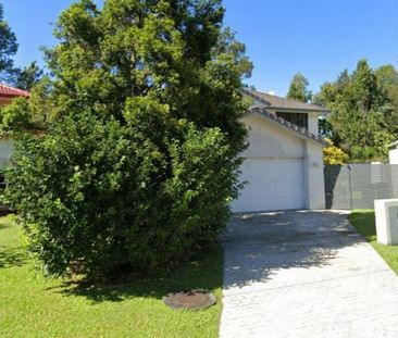 Spacious and Comfortable Family Home in a Quiet Ashmore Location - Photo 1