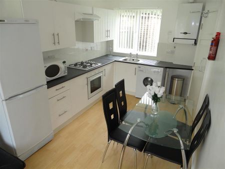 4 bedroom terraced house to rent - Photo 5