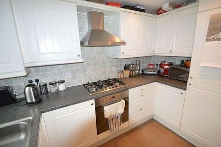 Bedroom Terraced House In Godalming, GU7 - Photo 4