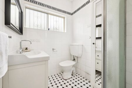 A Renovated 1950s Classic With Double Parking - Photo 3