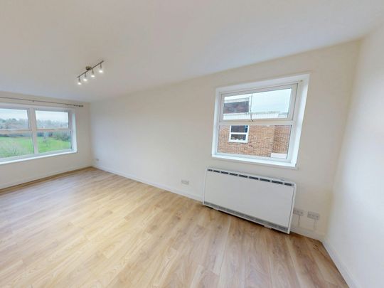 Flat to rent on - Photo 1