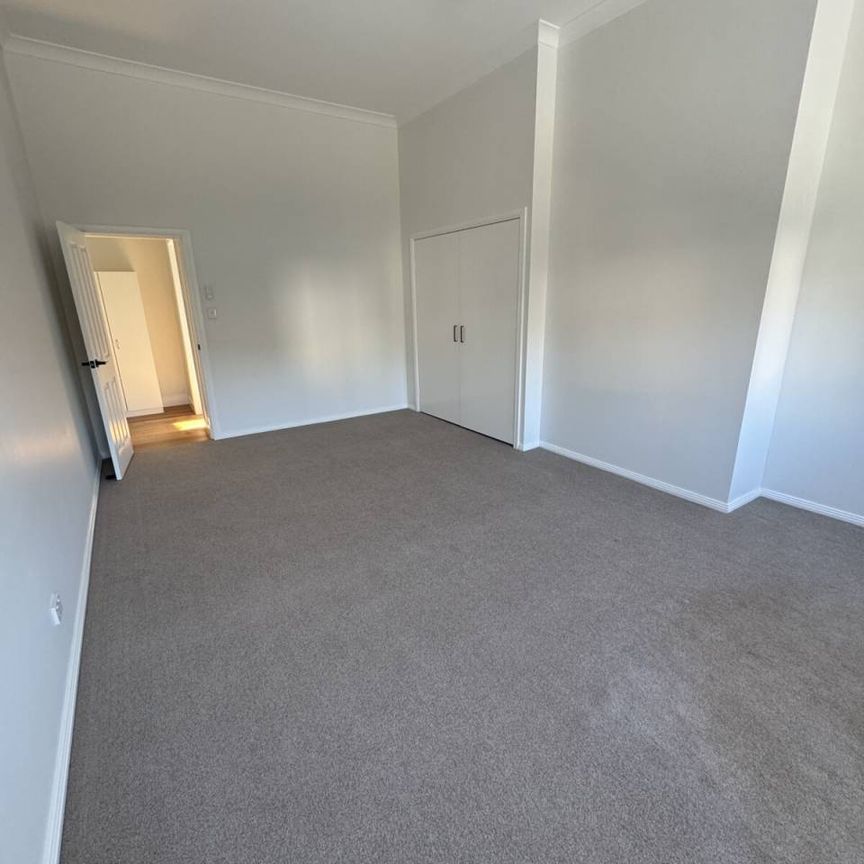 Modern two bedroom located in the heart of town! - Photo 1