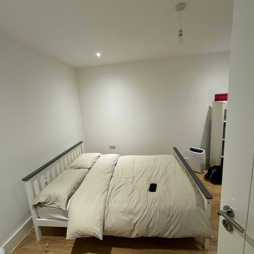 Ensuite -double bedroom to let close to Barking side station- 850 PCM - Photo 1