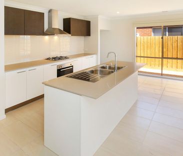 4 bedroom family home with 2 living spaces! - Photo 6