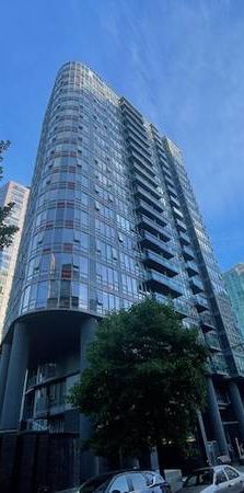 Apartment in high rise in Robson Street @ Great Location - Photo 1