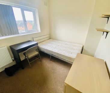 6 bedroom terraced house to rent - Photo 4