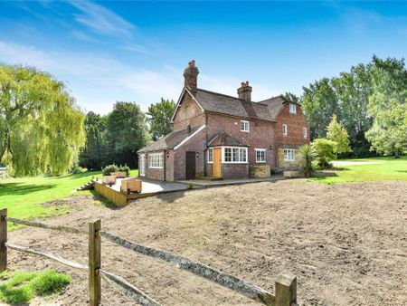 Attractive Grade II listed Farmhouse situated in a picturesque location in Hartfield. Featuring a tennis court and set in approx 12 acres of garden and woodland - Photo 2