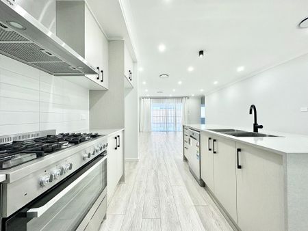 Stunning Family Home! - Photo 3