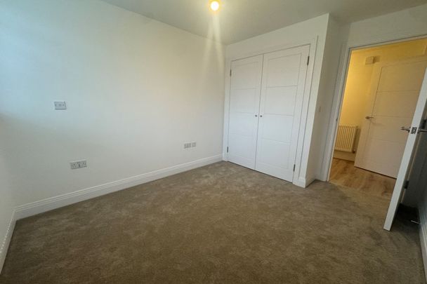 Potters Grove, NEW MALDEN - Photo 1