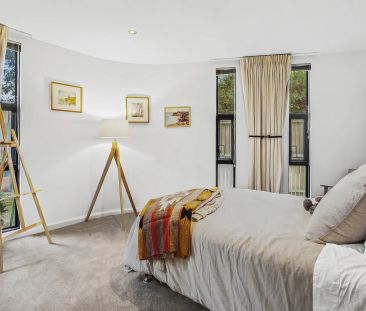 Modern Comfort and Convenient Living in Yarralumla - Photo 3