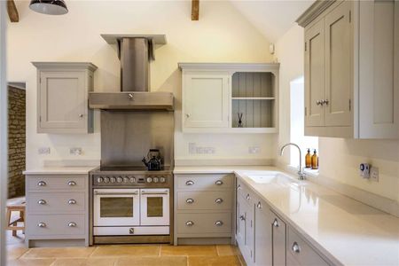 Refurbished three bedroom barn conversion - Photo 2