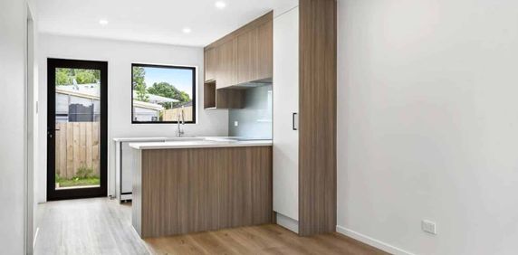 Prime Green Bay Location – 2-Bedroom Townhouse with Special Offer - Photo 2