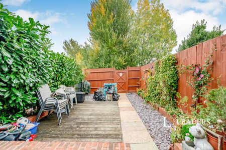 3 bedroom mid-terrace to rent Sycamore Drive - Photo 2