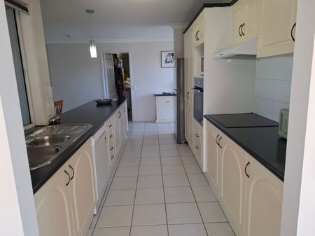 Furnished room near Parkwood tram stop - Photo 3