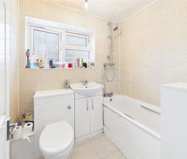 3 bedroom House in Meadow Way, Bracknell - Photo 4