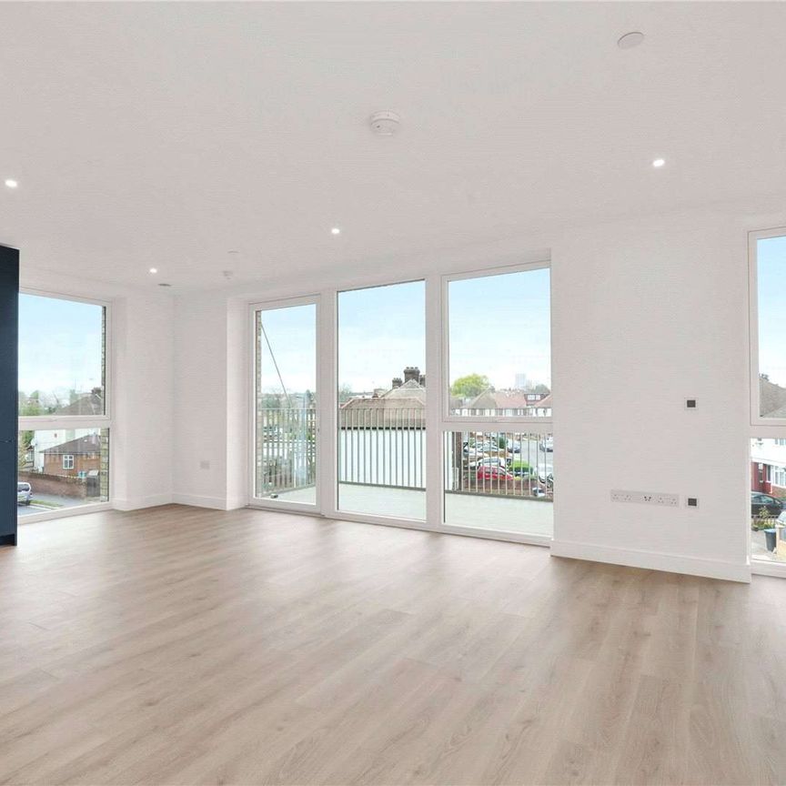 A fantastic three bedroom apartment available in an exceptional London canal side development. - Photo 1