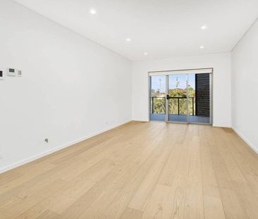 STUNNING EXECUTIVE 3 BEDROOM APARTMENT ! - Photo 4