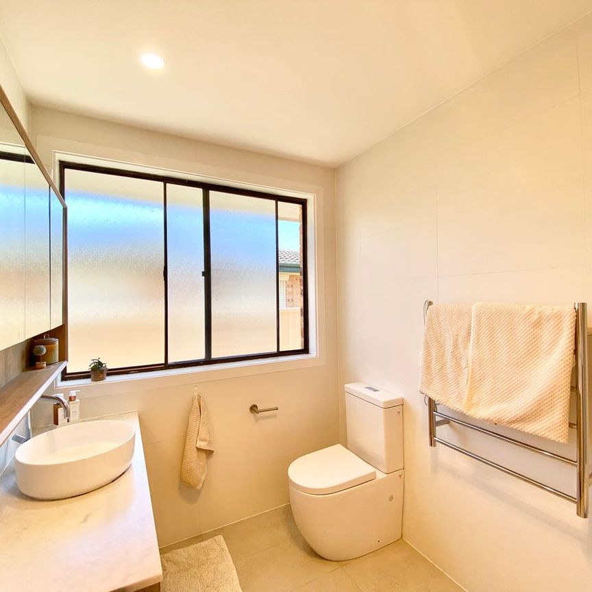 Cozy & Light Filled Family Home - Photo 1